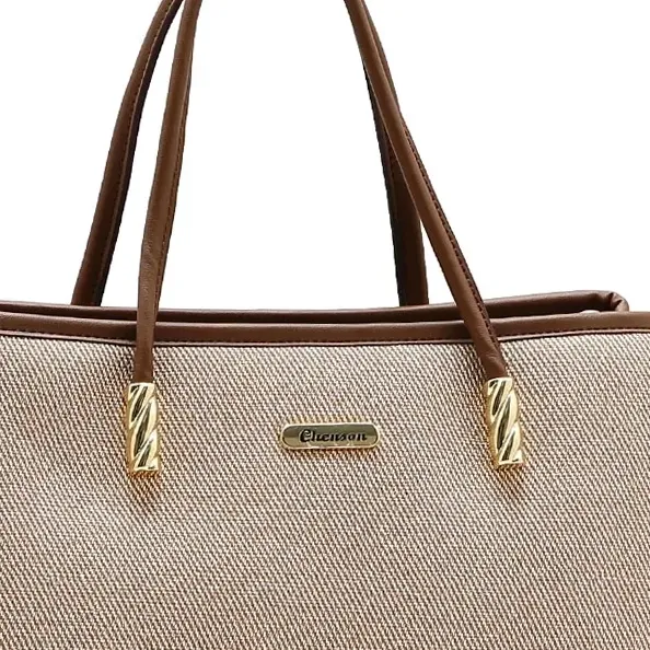 Detalhes da bolsa Chenson nude com acabamento sofisticado e metais dourados